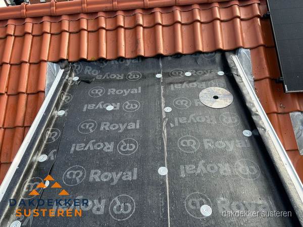 Nieuw dak met dakpannen en Royal onderlaag bij woning in Susteren