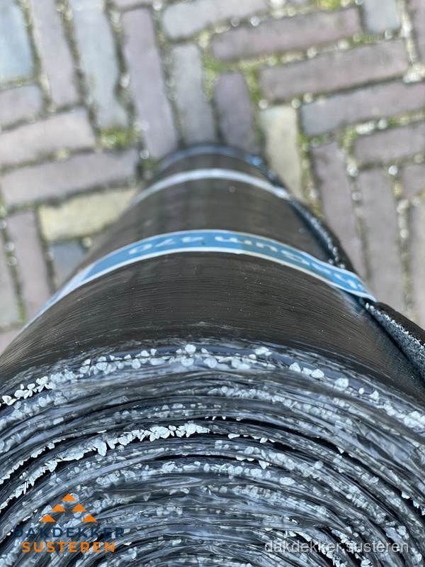 Rol bitumen dakleer met leislag voor plat dak in Susteren