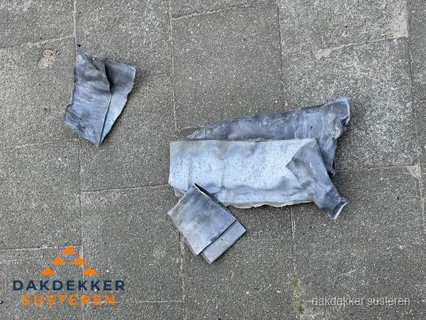 Oude verwijderde loodslabben na vervanging in Susteren Oude verwijderde loodslabben na vervanging in Susteren