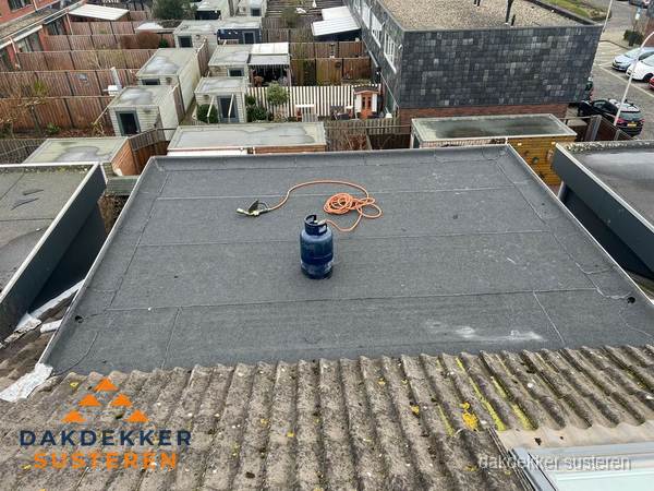 Plat dak met bitumen dakbedekking en brander in Susteren