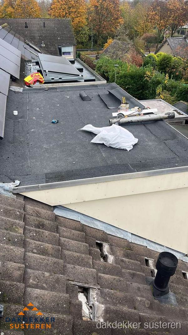 Beschadigde dakbedekking op plat dak voor reparatie in Susteren Beschadigde dakbedekking op plat dak voor reparatie in Susteren