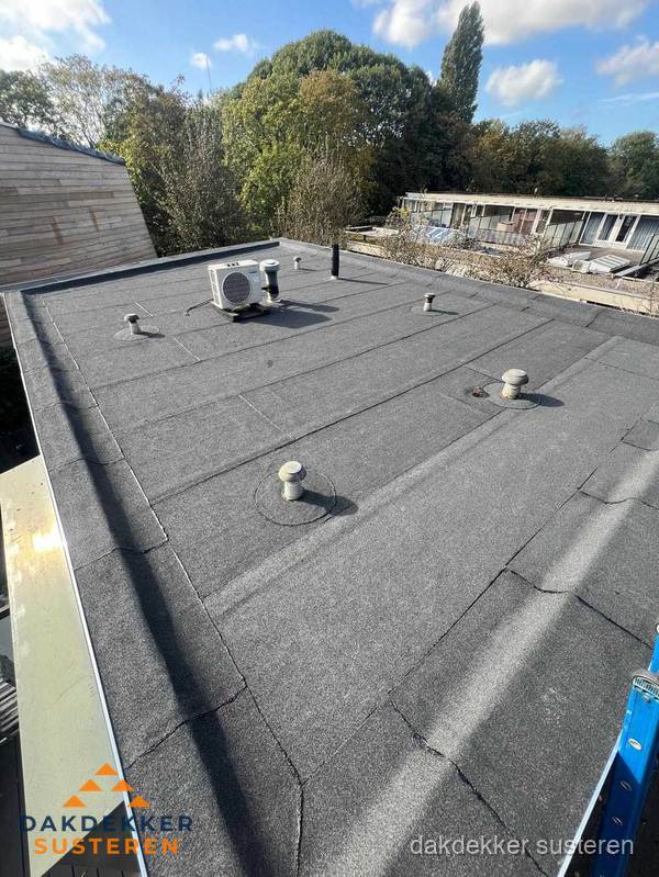 Kosten dakdekker: afgewerkt plat bedrijfsdak met bitumen in Susteren Kosten dakdekker: afgewerkt plat bedrijfsdak met bitumen in Susteren