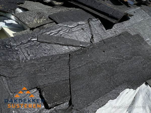 Verwijderd oud bitumen dakleer klaar voor vervanging in Susteren