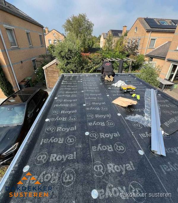 Dakdekker aan het werk op plat dak renovatie in Susteren