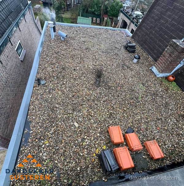 Plat dak met grindballast en dakdoorvoeren in Susteren