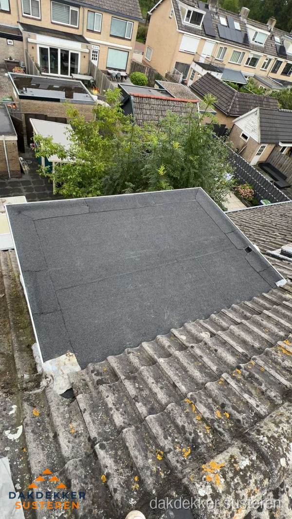 Plat dak aanbouw met bitumen dakbedekking in woonwijk Susteren Plat dak aanbouw met bitumen dakbedekking in woonwijk Susteren