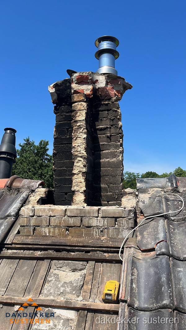 Beschadigde schoorsteen met nieuwe rookgasafvoer op oud dak in Susteren Beschadigde schoorsteen met nieuwe rookgasafvoer op oud dak in Susteren