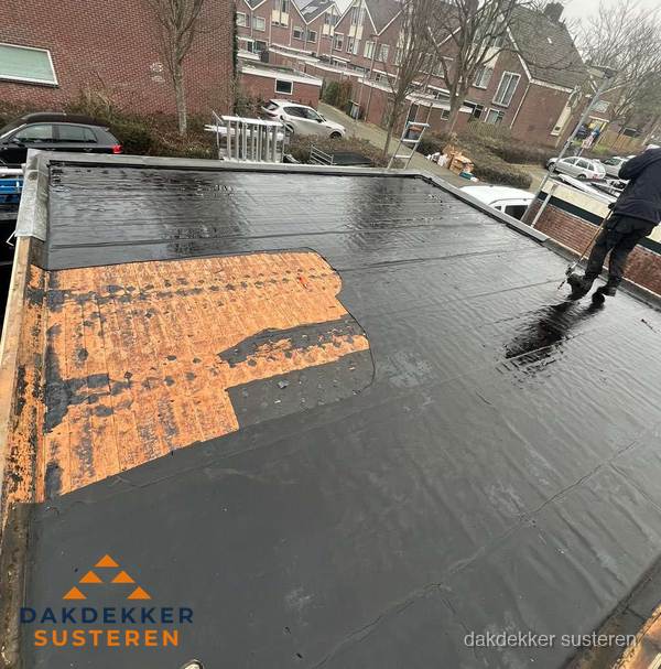 Dakdekker brengt EPDM dakbedekking aan op plat dak in Susteren