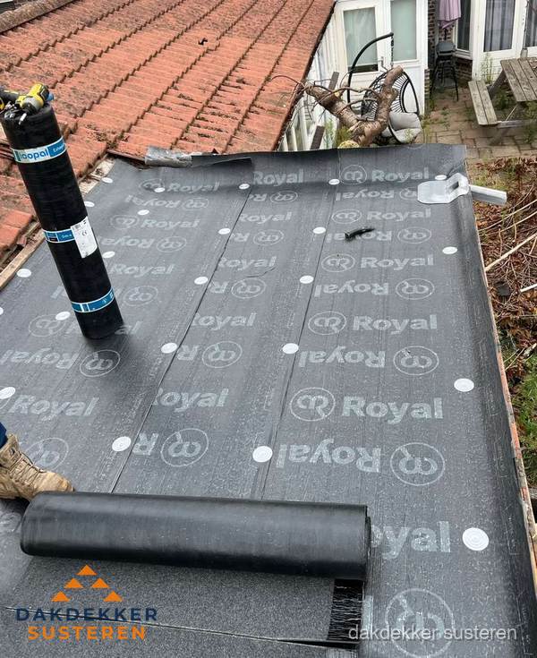Bitumen dakbedekking leggen op plat dak aanbouw in Susteren