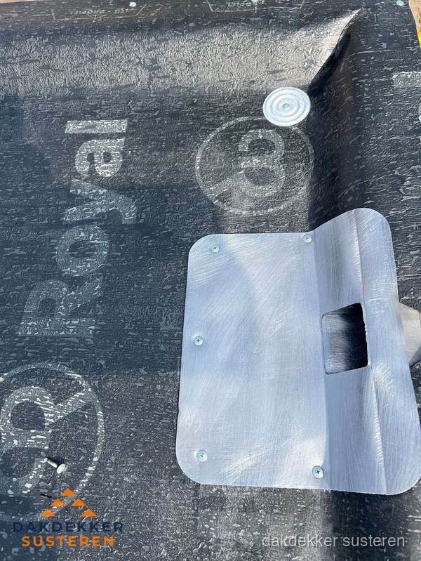 Dakdoorvoer met metalen afvoerplaat op bitumen dak in Susteren Dakdoorvoer met metalen afvoerplaat op bitumen dak in Susteren