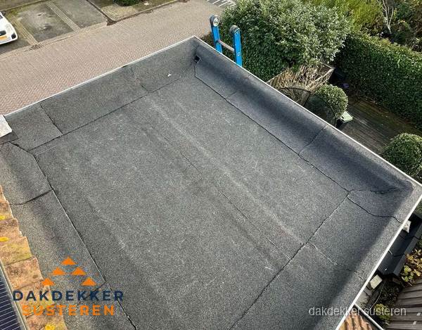 Gerenoveerd plat dak met nieuwe bitumen dakbedekking in Susteren