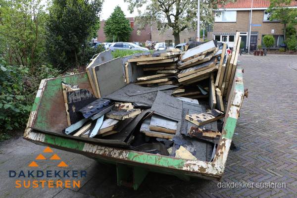 Puincontainer met oud dakmateriaal na dakrenovatie in Susteren Puincontainer met oud dakmateriaal na dakrenovatie in Susteren