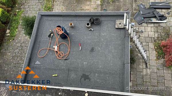 Plat dak met nieuwe bitumen bedekking in Susteren