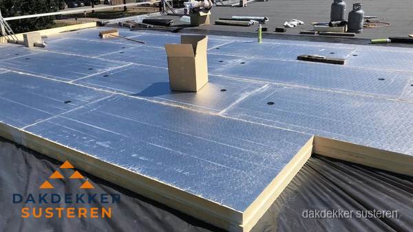 PIR isolatieplaten worden gelegd op plat dak voor dakisolatie in Susteren PIR isolatieplaten worden gelegd op plat dak voor dakisolatie in Susteren