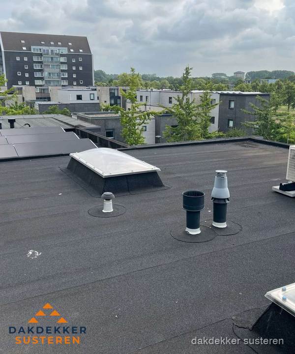 Groot plat dak met lichtkoepel en dakdoorvoeren in Susteren Groot plat dak met lichtkoepel en dakdoorvoeren in Susteren