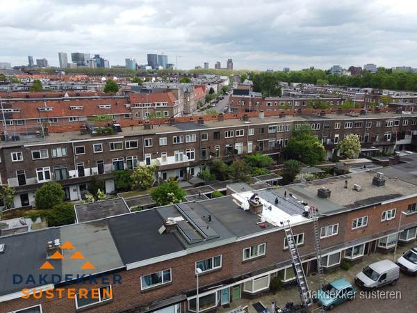 Spoed dakdekker aan het werk op plat dak in woonwijk Susteren Spoed dakdekker aan het werk op plat dak in woonwijk Susteren