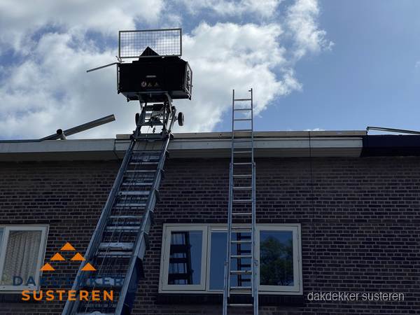 Ladderlift en ladder bij woning voor dakinspectie in Susteren Ladderlift en ladder bij woning voor dakinspectie in Susteren