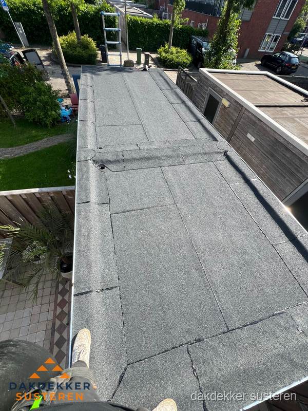 Bitumen plat dak rijtjeswoning vanuit dakdekker perspectief in Susteren Bitumen plat dak rijtjeswoning vanuit dakdekker perspectief in Susteren