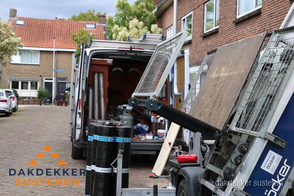Dakdekkersbusje met materiaal en ladderlift voor dakpannen vervangen in Susteren Dakdekkersbusje met materiaal en ladderlift voor dakpannen vervangen in Susteren