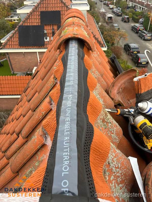 Dakdekker vervangt nokvorst met ruiterrol op pannendak in Susteren Dakdekker vervangt nokvorst met ruiterrol op pannendak in Susteren