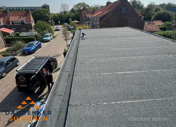 Nieuw bitumen plat dak met uitzicht over woonwijk in Susteren Nieuw bitumen plat dak met uitzicht over woonwijk in Susteren