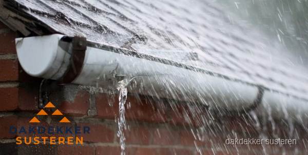 Lekkende dakgoot tijdens regenval in Susteren Lekkende dakgoot tijdens regenval in Susteren