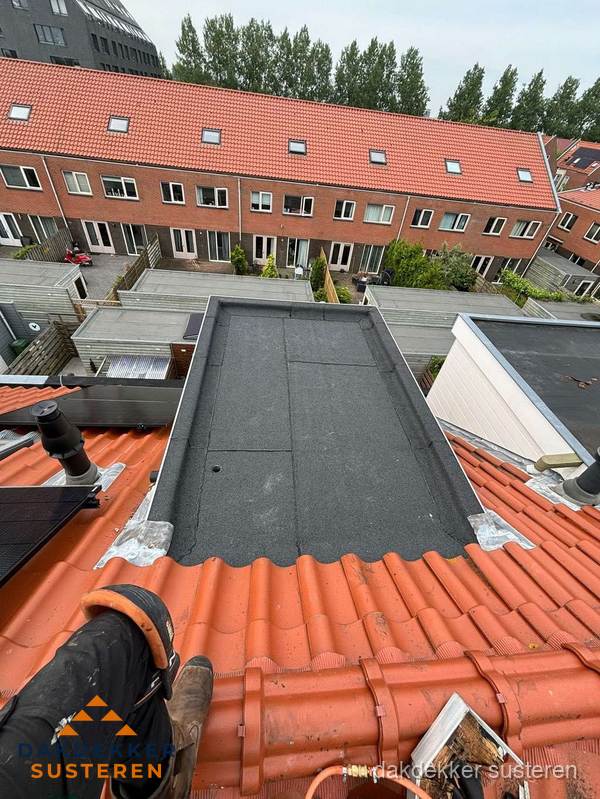 Bitumen dak reparatie op plat dak tussen dakpannen in Susteren Bitumen dak reparatie op plat dak tussen dakpannen in Susteren
