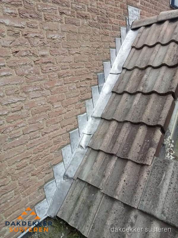 Loodslabben langs dakaansluiting bij bakstenen muur in Susteren Loodslabben langs dakaansluiting bij bakstenen muur in Susteren
