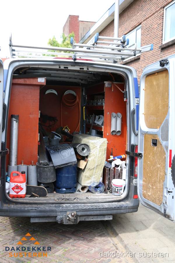 Bedrijfsbus van dakdekker met gereedschap en materialen in Susteren Bedrijfsbus van dakdekker met gereedschap en materialen in Susteren