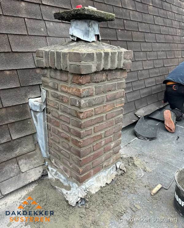 Schoorsteen reparatie met lood en voegwerk op leien dak in Susteren Schoorsteen reparatie met lood en voegwerk op leien dak in Susteren