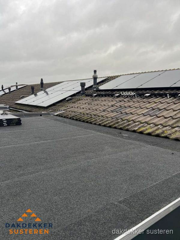 Bitumen dakbedekking op plat dak met aansluitend pannendak en zonnepanelen in Susteren Bitumen dakbedekking op plat dak met aansluitend pannendak en zonnepanelen in Susteren