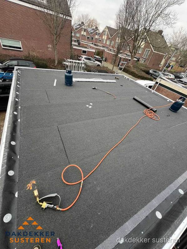 Afgewerkte dakrenovatie met bitumen op plat dak in Susteren