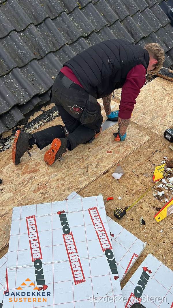 Dakdekker plaatst PIR-isolatieplaten op plat dak in Susteren
