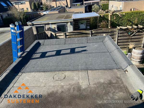 Dakdekker bij bitumen plat dak renovatie in Susteren