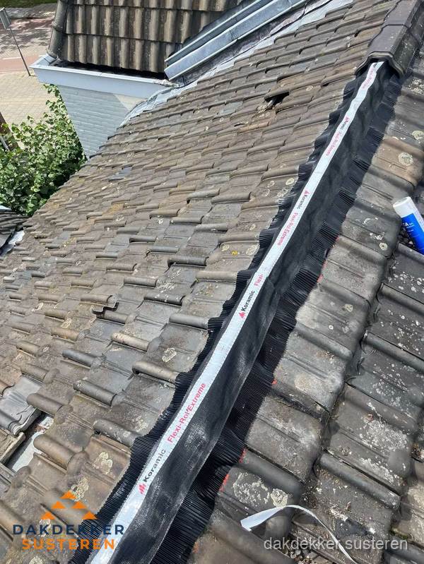 Nokvorst renovatie met Koramic nokrol op schuin pannendak in Susteren Nokvorst renovatie met Koramic nokrol op schuin pannendak in Susteren