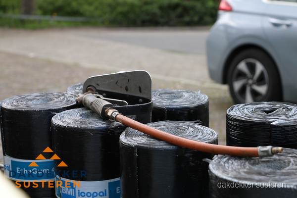 Rollen bitumen dakbedekking EshaGum klaar voor installatie in Susteren