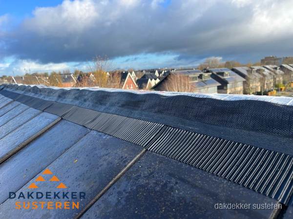 Dakisolatie bij de nok met ventilatieprofiel op schuin dak in Susteren Dakisolatie bij de nok met ventilatieprofiel op schuin dak in Susteren