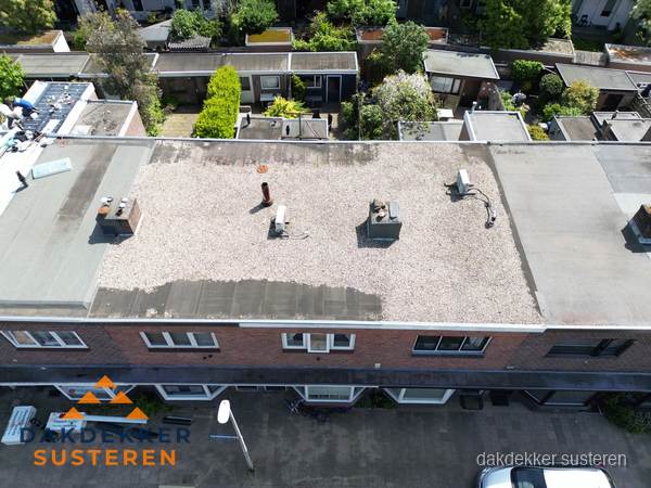 Plat dak met grindballast en dakdoorvoeren in Susteren