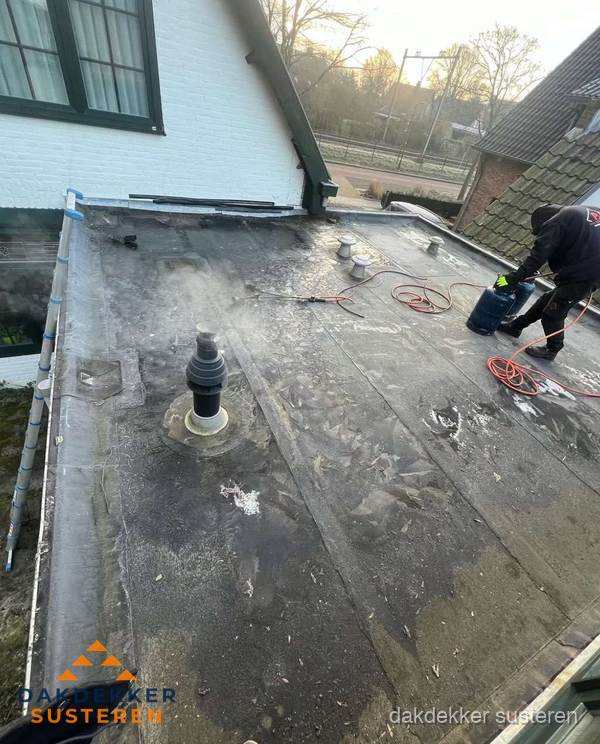 Dakdekker verhelpt daklekkage op plat dak in Susteren Dakdekker verhelpt daklekkage op plat dak in Susteren
