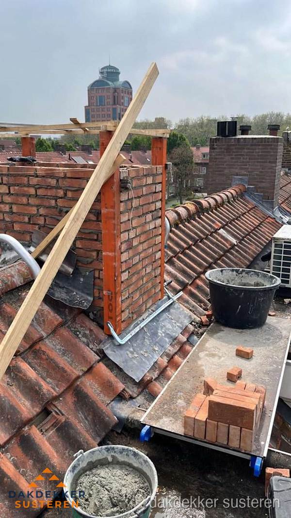 Schoorsteen renovatie met metselwerk op schuin dak in Susteren
