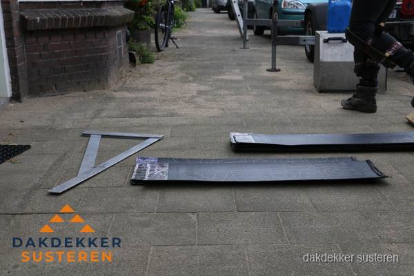 Dakbedekkingsmateriaal en zinkwerk klaargelegd voor reparatie in Susteren
