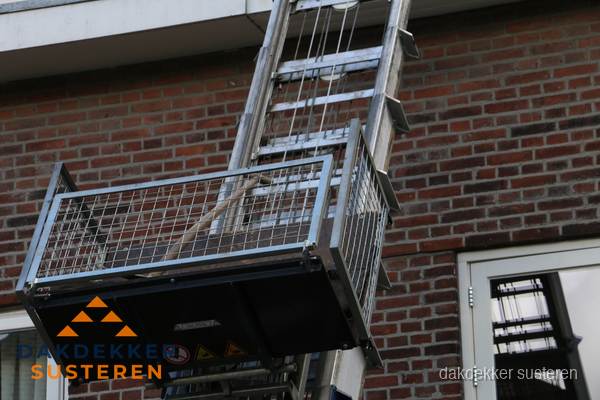 Ladderlift met dakpannen voor dakpan reparatie in Susteren