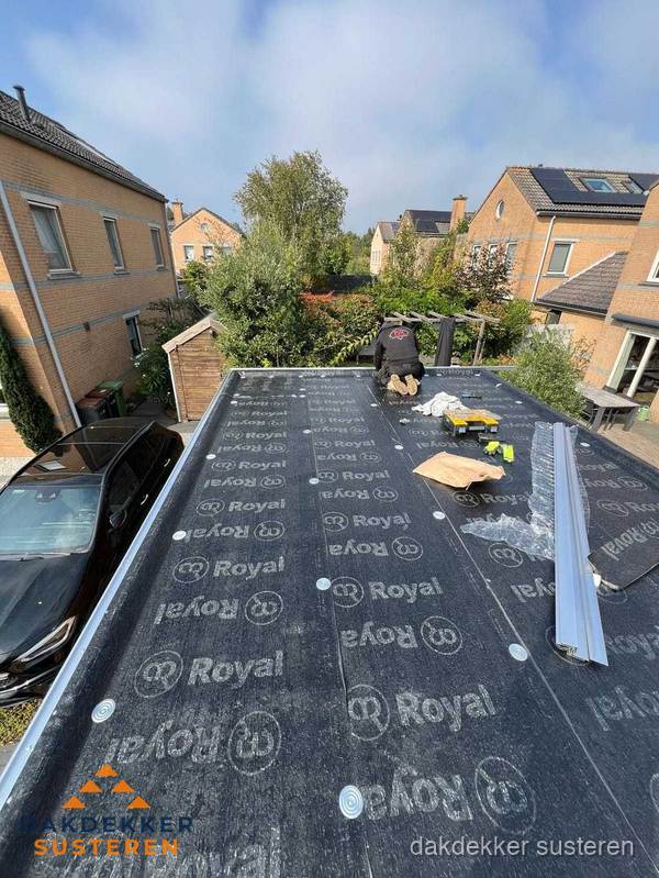 Nieuwe Royal bitumen dakbedekking op plat dak van aanbouw in Susteren