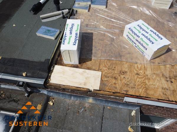 Plat dak isolatie met Kingspan isolatieplaten tijdens renovatie in Susteren Plat dak isolatie met Kingspan isolatieplaten tijdens renovatie in Susteren