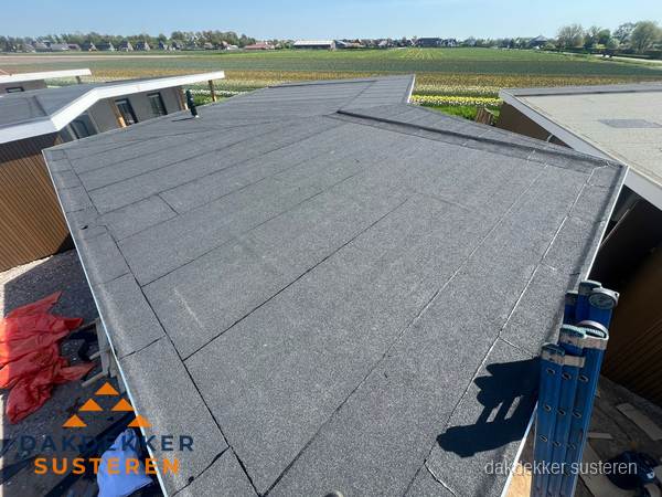 Nieuw bitumen plat dak met uitzicht over landschap in Susteren Nieuw bitumen plat dak met uitzicht over landschap in Susteren