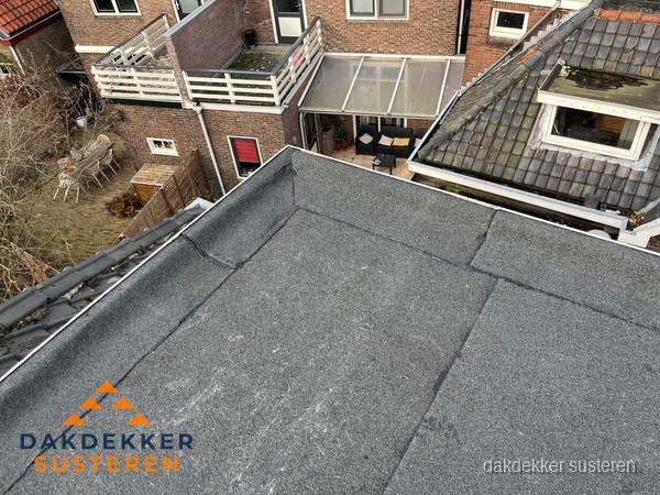 Overzicht plat dak met dakgoot in woonwijk Susteren Overzicht plat dak met dakgoot in woonwijk Susteren