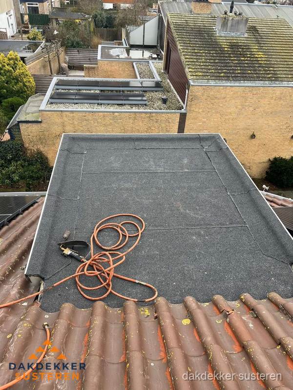 Reparatie aansluiting plat dak en schuin dak in Susteren Reparatie aansluiting plat dak en schuin dak in Susteren