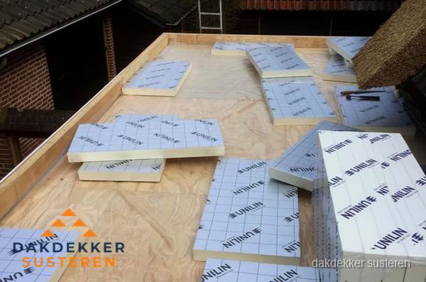 PIR isolatieplaten leggen op plat dak in Susteren