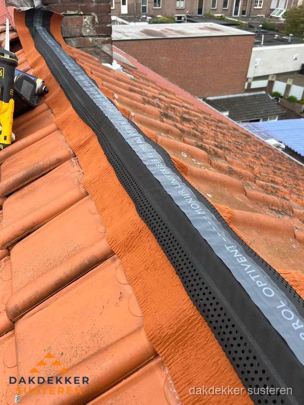 Nokventilatie installeren op hellend pannendak in Susteren