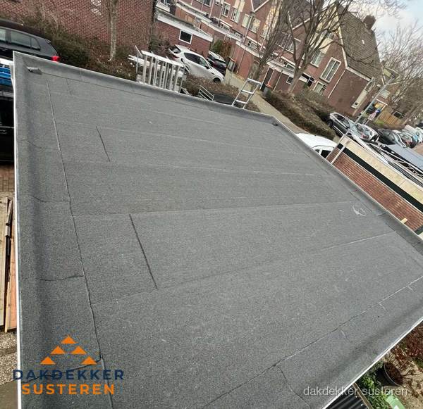 Nieuwe bitumen dakbedekking op plat dak van garage in Susteren